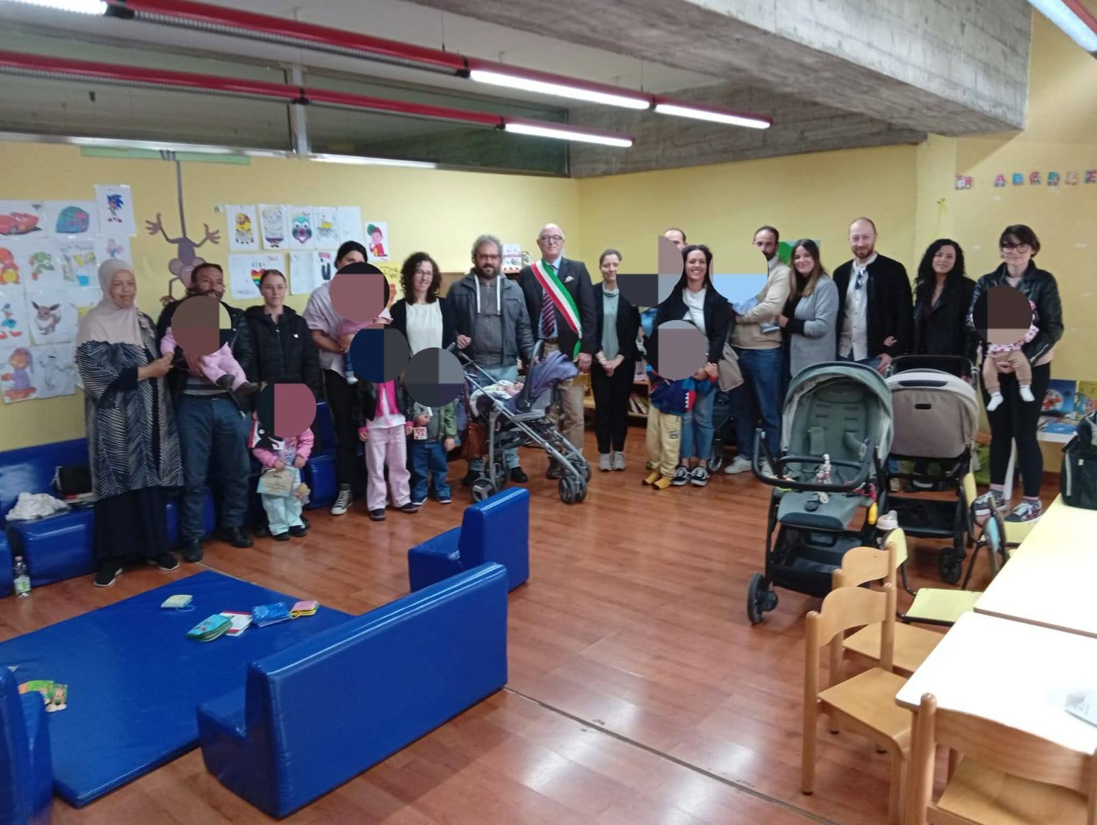 immagine notizia (ptn) Acquasparta, il Comune accoglie i nuovi nati in biblioteca regalando loro libri e tessere d’iscrizione
